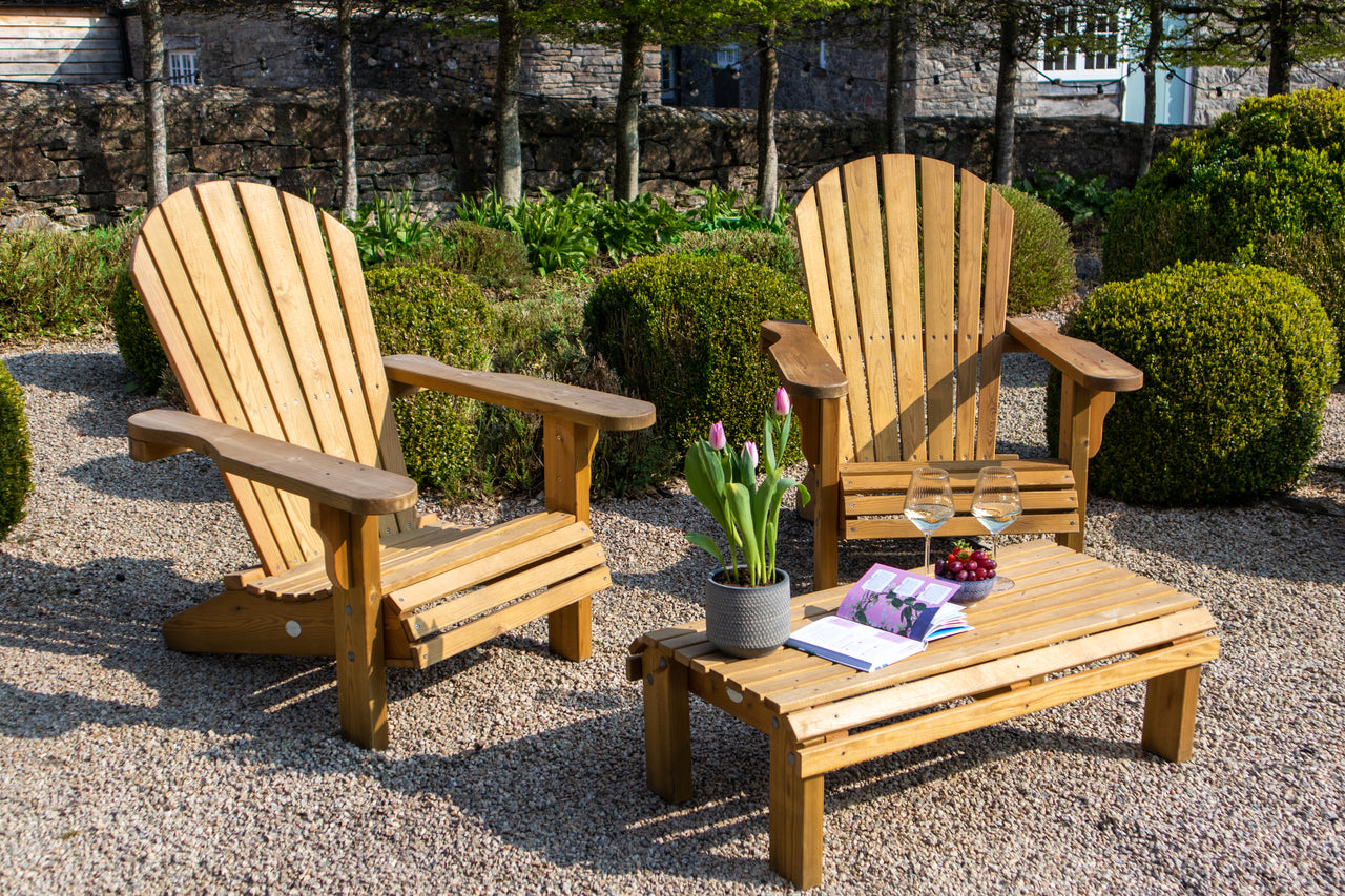 Deux chaises Adirondack Bundle avec coussins et table basse Clara